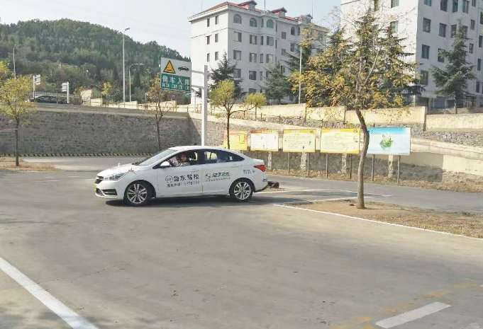 威海一定要知道倒车入库后的修正要领-龙8头号玩家驾校电话